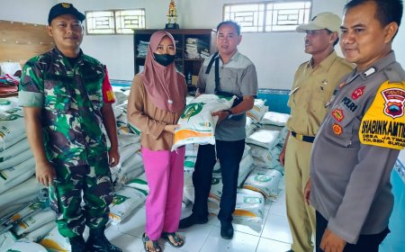 Pasikan Lancar, Babinsa Suradadi Damping Bantuan Pangan Cadangan Beras Pemerintah