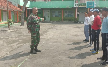 Tanamkan Disiplin, Babinsa Koramil Pangkah Latih PBB Siswa SMK Pristek