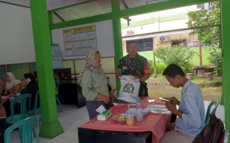 Babinsa Koramil 01 Banjarnegara Kawal Penyaluran Bantuan Pangan