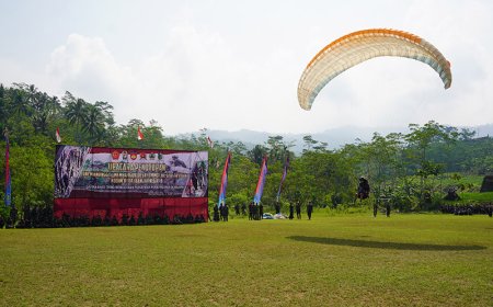 Penerjunan Paralayang Meriahkan TMMD Reguler ke-120 di Banjarnegara