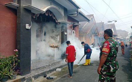 Fogging Massal di Desa Binaan Upaya Bersama Babinsa dan Dinas Kesehatan Banjarnegara