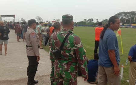 Sinergitas Babinsa Dan Bhabinkamtibmas Laksanakan Pengamanan Turnamen Sepak Bola