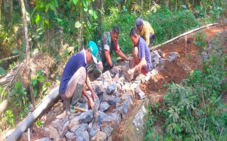 Babinsa Koramil 01 Banjarnegara Bantu Pembangunan Jalan Tani di Tlagawera