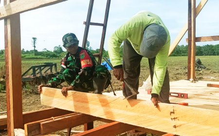 Kerja Bhakti Babinsa Koramil Skanto Bantu Pembuatan Rumah Warga Binaan