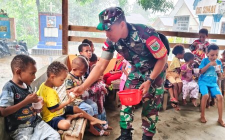 Atasi Stunting Anggota Koramil Depapre Bersama Ketua Posyandu Bagi Makanan Tambahan (PMT)