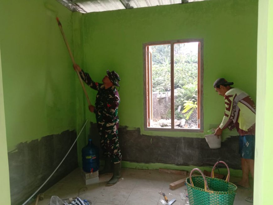 Sinergi TNI dan Warga Desa Sijenggung dalam TMMD ke-120  Mengecat Rumah Bapak Sutono