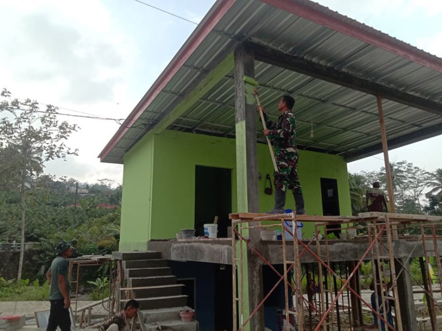 Gotong Royong Satgas TMMD dan Warga Sijenggung Warnai Pos Kamling
