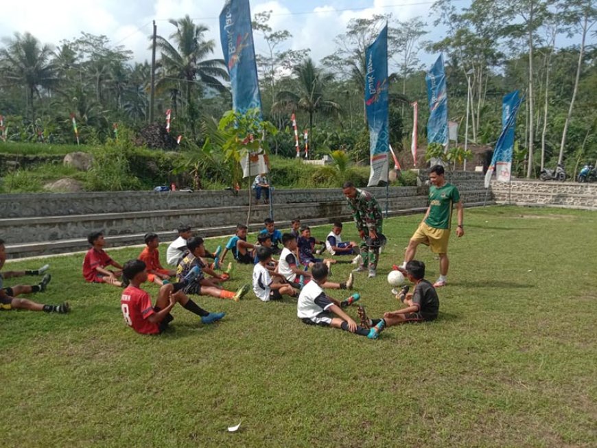 Sertu Joni Di Tengah Kesibukan TMMD Berbagi Kegembiraan Bersama Anak-Anak SSB Windujaya