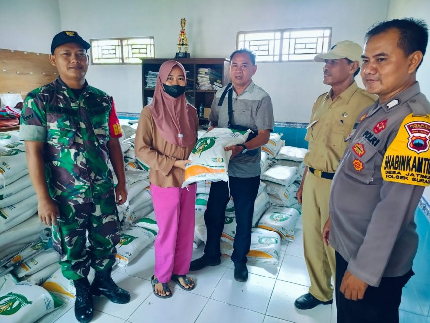 Pasikan Lancar, Babinsa Suradadi Damping Bantuan Pangan Cadangan Beras Pemerintah