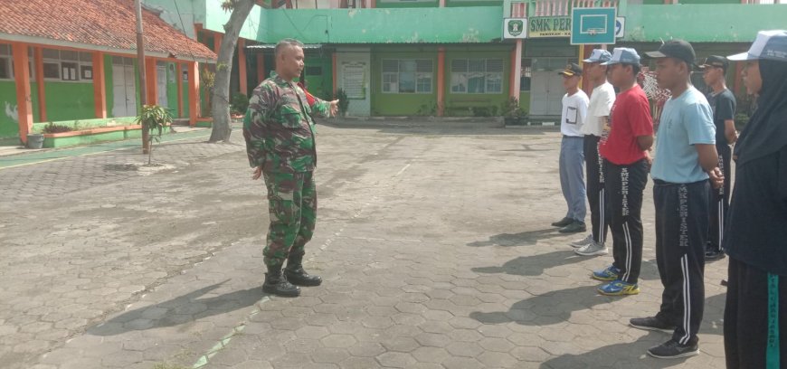 Tanamkan Disiplin, Babinsa Koramil Pangkah Latih PBB Siswa SMK Pristek