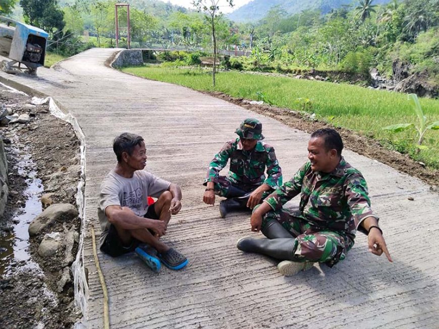 Obrolan Santai di Desa Sijenggung Harmoni TMMD Reguler ke-120