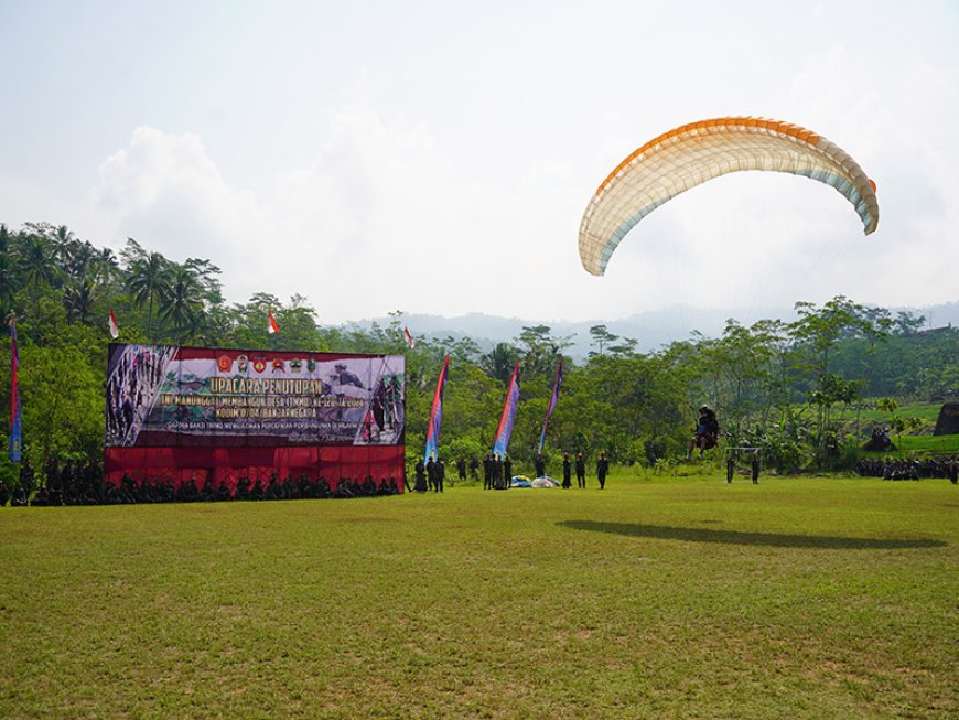 Penerjunan Paralayang Meriahkan TMMD Reguler ke-120 di Banjarnegara