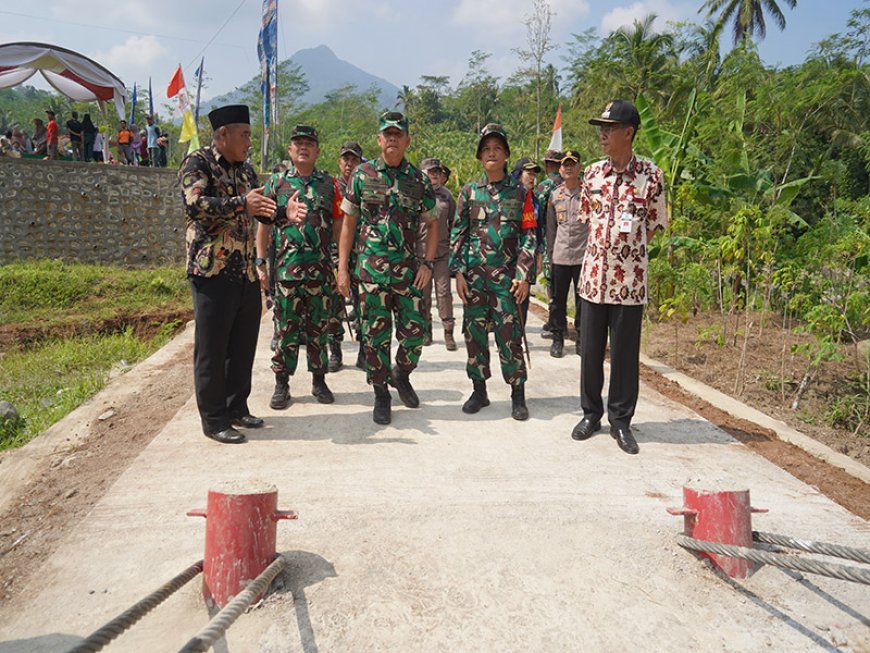 Penutupan TMMD Reguler ke-120 di Banjarnegara Kades Sijenggung Dampingi Irdam IV/Diponegoro