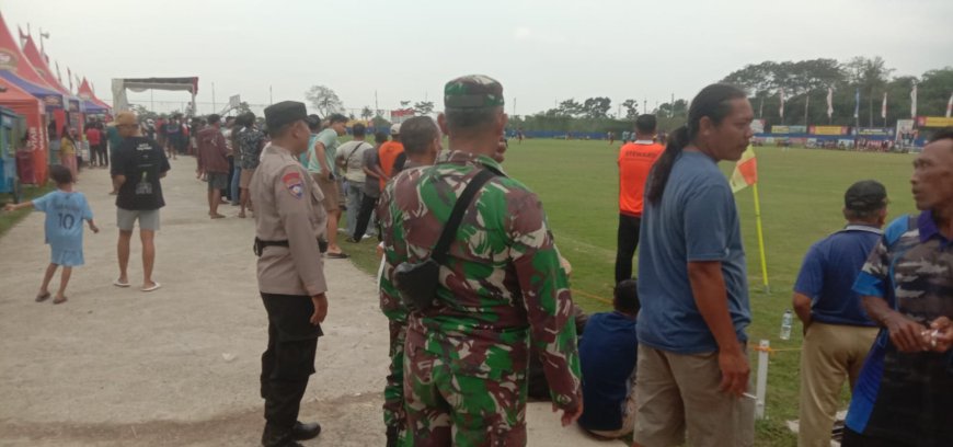 Sinergitas Babinsa Dan Bhabinkamtibmas Laksanakan Pengamanan Turnamen Sepak Bola