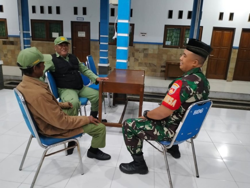 Babinsa Tegal Selatan Komsos Dengan Anggota Linmas