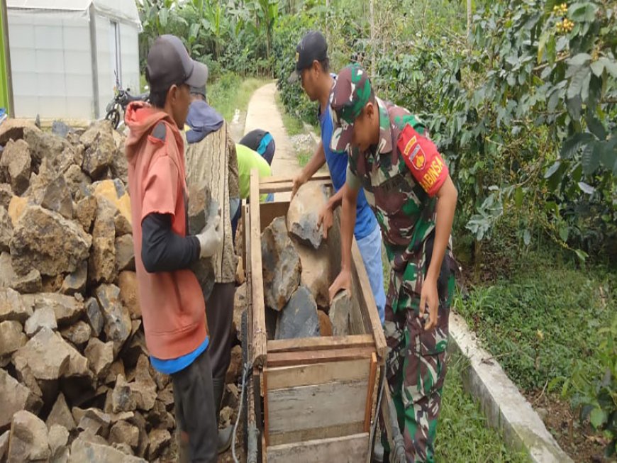 Babinsa Koramil 06 Kalibening Bersama Warga Gelar Kerja Bakti di Desa Majatengah