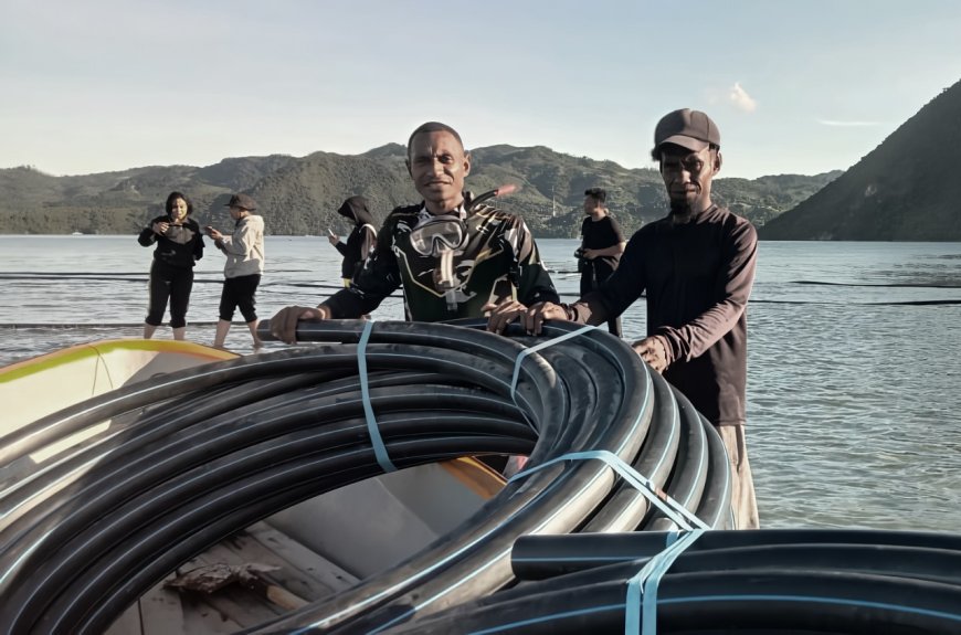 Babinsa Abepura Bersama PDAM Dan Polairud Polda Papua Pemasangan Pipa Air Bawah Laut
