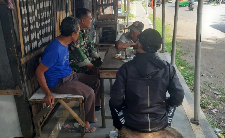 Pererat Hubungan Dengan Masyarakat, Babinsa Koramil Margasari Laksanakan Komsos Di Sebuah Warung Makan