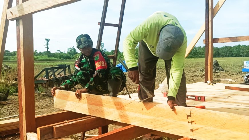 Kerja Bhakti Babinsa Koramil Skanto Bantu Pembuatan Rumah Warga Binaan
