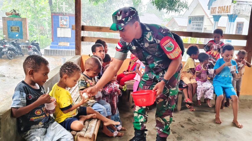 Atasi Stunting Anggota Koramil Depapre Bersama Ketua Posyandu Bagi Makanan Tambahan (PMT)
