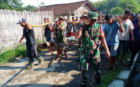 Bersama Warga, Dandim 0712 Tegal Gotong Royong Pengangkatan Tiang Pancang Jembatan Gantung Penghubung Desa Cenggini Dan Desa Kaliwungu