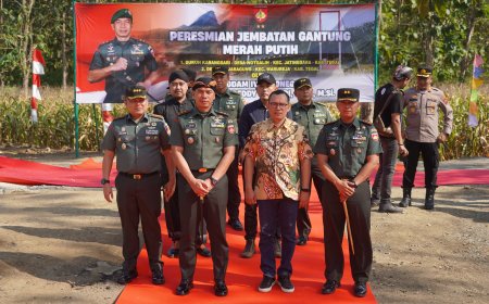 Pangdam IV Diponegoro Resmikan Jembatan Gantung Merah Putih 4 Siraong
