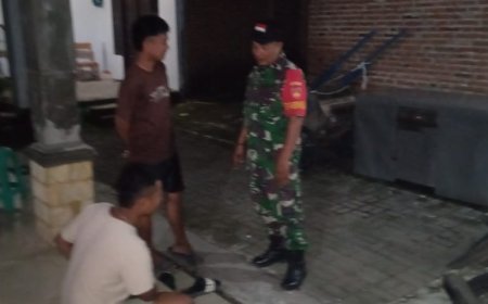 Komsos Dengan Warga, Babinsa Koramil 11 Pangkah Rutin Pantau Wilayah Binaan Di Desa Talok