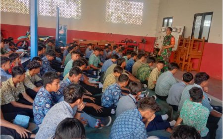 Babinsa Koramil Lebaksiu Berikan Wasbang Kepada Peserta MOS SMK Al Amiriyah Lebaksiu