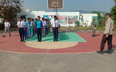 Jelang HUT RI Ke – 79, Babinsa Koramil Balapulang Latih Paskibra Tingkat Kecamatan