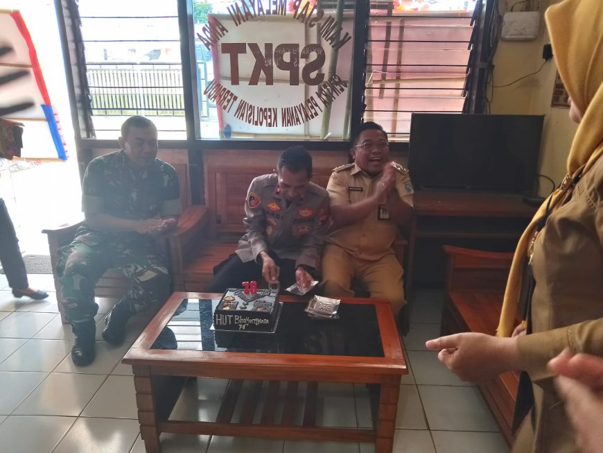 Danramil Bersama Camat Sumurpanggang Berikan Ucapan Selamat HUT Bhayangkara Ke -78 Kepada Polsek Sumurpanggang