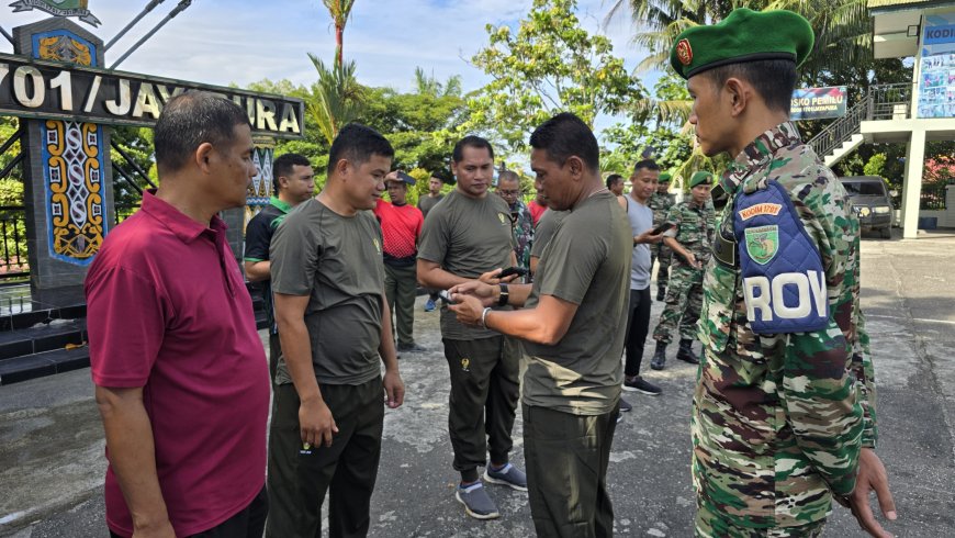 Kasdim Jayapura Tekankan Bahaya Judi Online Saat Pengecekan Ponsel Anggota