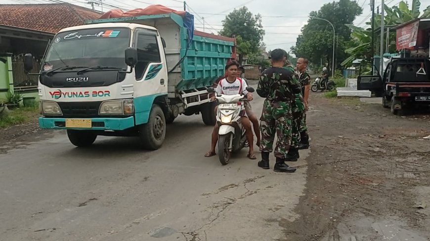 Jumat Berkah, Koramil Pangkah Bagikan 100 Nasi Ponggol