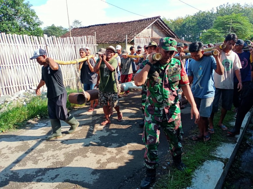 Bersama Warga, Dandim 0712 Tegal Gotong Royong Pengangkatan Tiang Pancang Jembatan Gantung Penghubung Desa Cenggini Dan Desa Kaliwungu