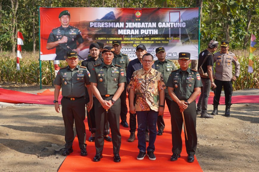 Pangdam IV Diponegoro Resmikan Jembatan Gantung Merah Putih 4 Siraong