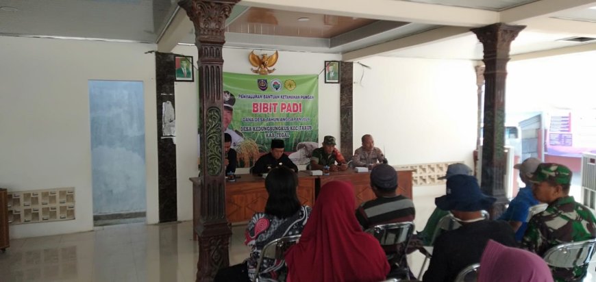 Dukung Ketahanan Pangan, Babinsa Koramil Tarub Dampingi Penyaluran Bantuan Bibit Padi