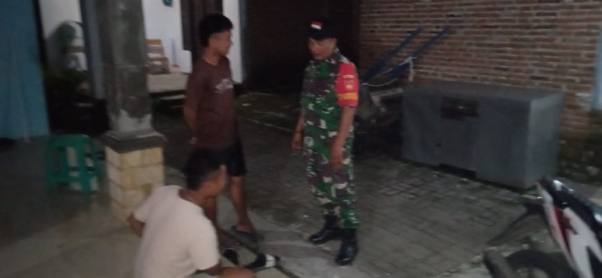 Komsos Dengan Warga, Babinsa Koramil 11 Pangkah Rutin Pantau Wilayah Binaan Di Desa Talok