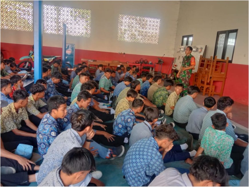 Babinsa Koramil Lebaksiu Berikan Wasbang Kepada Peserta MOS SMK Al Amiriyah Lebaksiu