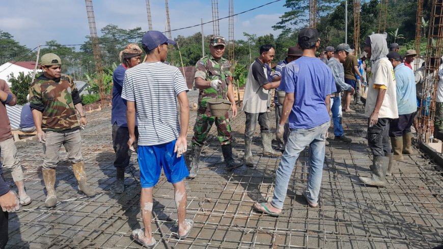Babinsa Bersama Masyarakat Gotong Royong Cor Masjid Al-Munawaroh