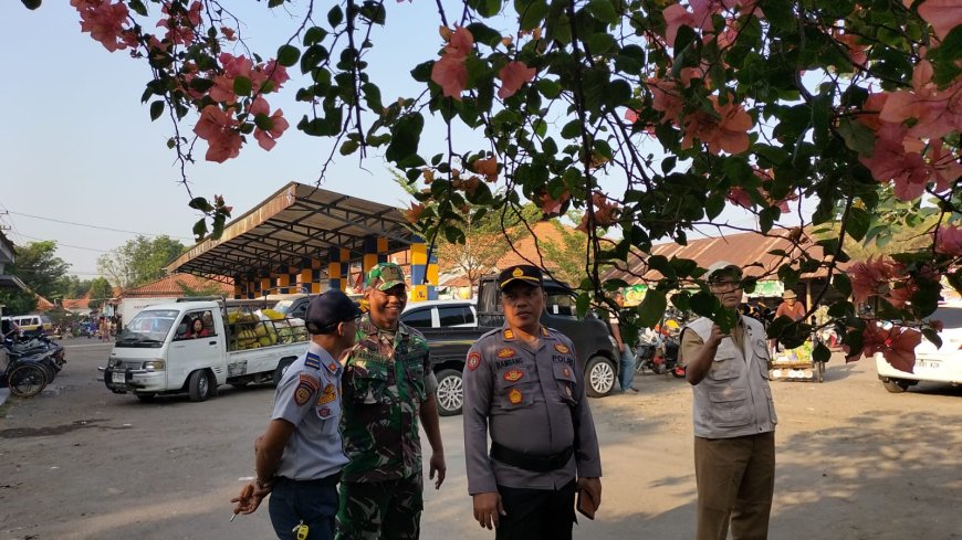 Danramil Slawi Ikut Serta Dalam Penertiban Pedagang Pasar Trayeman