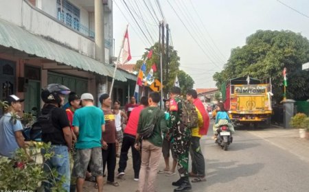 Semarakkan HUT RI Ke – 79, Babinsa Serda Suyatno Bantu Warga Pasang Bendera Dan Umbul – Umbul
