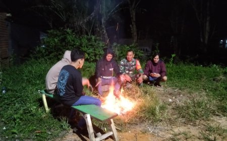 Serma Sartono Sambangi Warga Yang Sedang Ronda Malam