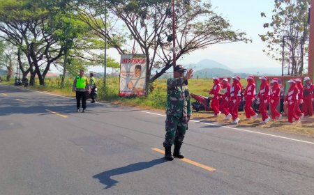 Anggota Koramil Margasari Amankan Lomba Gerak Jalan Tingkat SMA