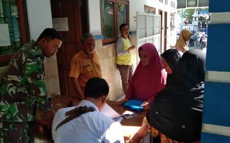 Babinsa Serma Yanuar Dampingi Pembagian Beras Bantuan Pangan Pemerintah