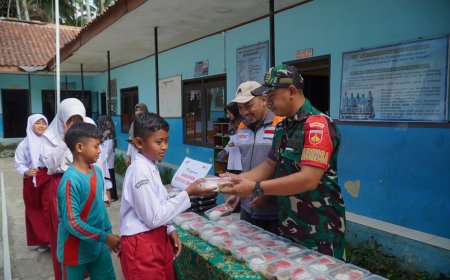 Babinsa Koramil 12 Sigaluh Dampingi Pembagian Sarapan Bergizi di MI Muhammadiyah