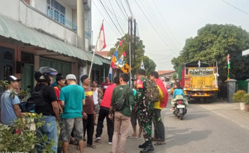 Semarakkan HUT RI Ke – 79, Babinsa Serda Suyatno Bantu Warga Pasang Bendera Dan Umbul – Umbul