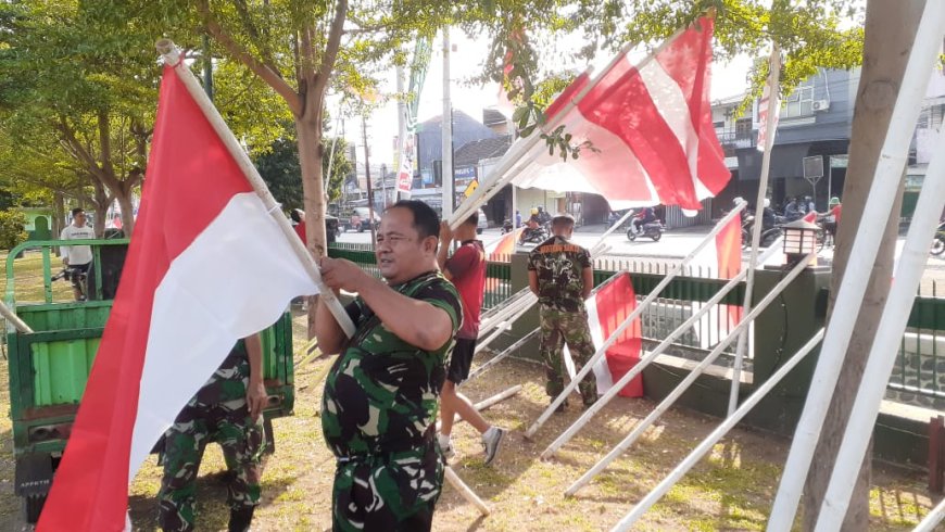Sambut HUT Kemerdekaan RI ke-79, Anggota Kodim Tegal Pasang Bendera dan Umbul-Umbul