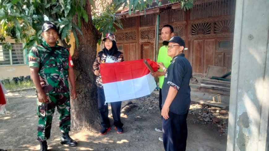 Babinsa Koramil Sumurpanggang Serahkan Bendera Merah Putih Kepada Warga Kelurahan Krandon