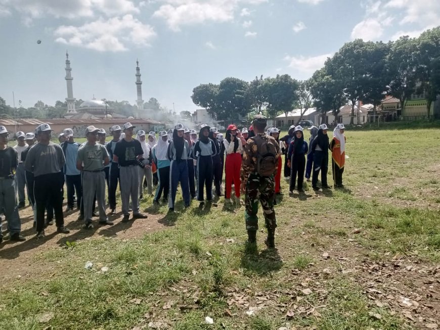 Babinsa Koramil Bumijawa Latih Paskibra Tingkat Kecamatan