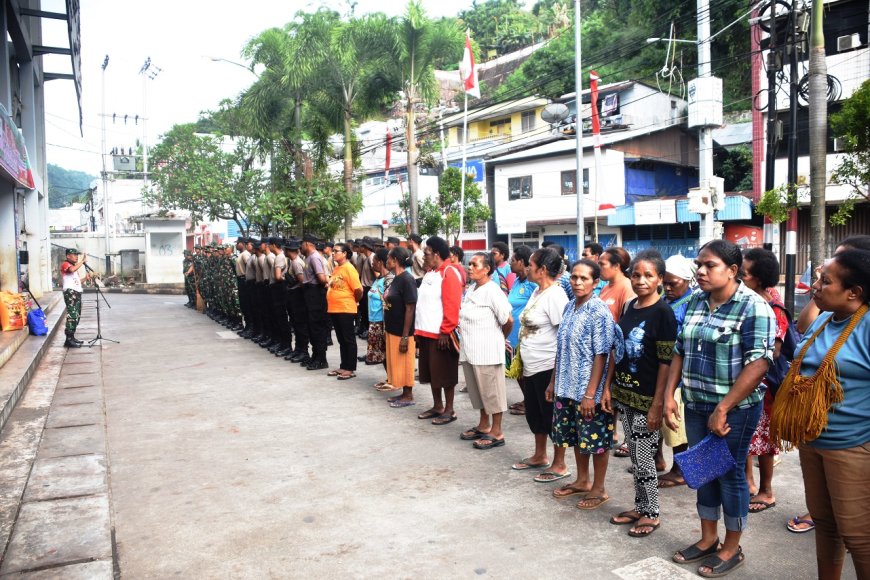Peduli Kebersihan Kodim Jayapura Bersama Pemerintah Provinsi Papua Gelar Bhakti Sosial Pembersihan Pasar Mama Mama Papua