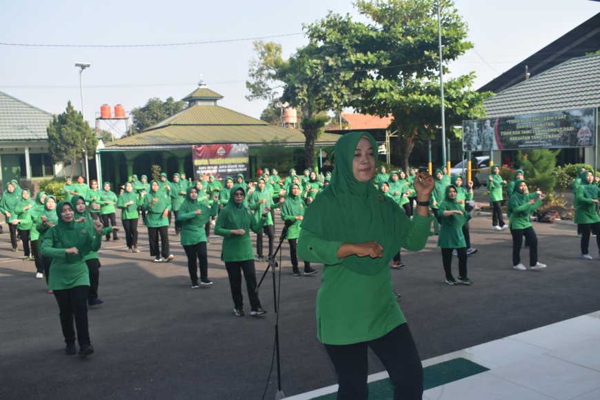 Persit KCK Cabang XXII Kodim 0712/Tegal menggelar olahraga bersama